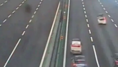 Traffico A4: calcinacci cadono da un cavalcavia, chiusa l'autostrada