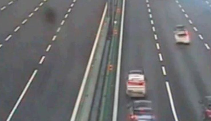 Traffico A4: calcinacci cadono da un cavalcavia, chiusa l'autostrada