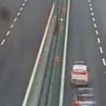 Traffico A4: calcinacci cadono da un cavalcavia, chiusa l'autostrada