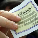 I furbetti che pagano l'assicurazione 150 euro all'anno ed il bollo con la targa estera