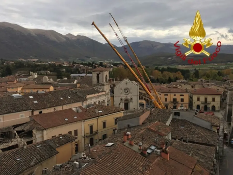 Terremoto Centro Italia aggiornamenti: coperte le rovine della Basilica di Norcia