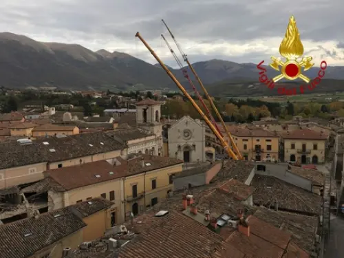 Terremoto Centro Italia aggiornamenti: coperte le rovine della Basilica di Norcia